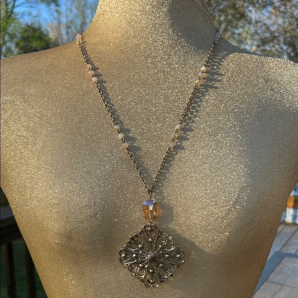 Vintage-Inspired Filigree Pendant Necklace with Champagne Bead